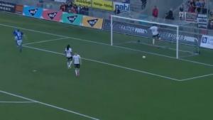 Clip bóng đá hài: Tự lao đầu vào xà ngang sau bàn thua