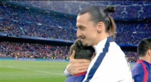 Rũ bỏ thù cũ, Ibra ôm Messi thắm thiết trong ngày trở lại Nou Camp