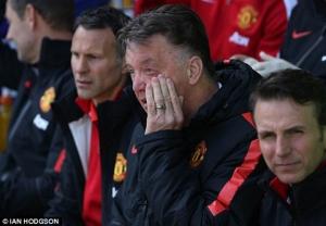 Tiết lộ: Van Gaal sấy tóc 2 tội đồ sau trận thua muối mặt của M.U