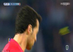 Giở trò câu giờ, Busquets bị đối thủ cho gặm cỏ