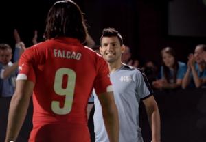 Falcao được đối thủ Aguero bảo vệ trước derby Manchester
