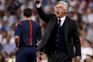 Real sắp mất danh hiệu, Ancelotti cũng méo mặt vì án phạt