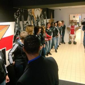 Cả CLB Ajax dắt tay mẹ ra sân trước giờ thi đấu