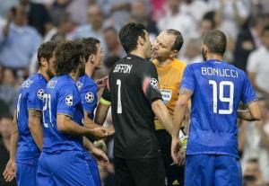 Cộng đồng mạng dậy sóng với bức ảnh Buffon... khóa môi trọng tài ở trận Real 1-1 Juve