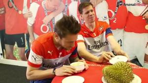 Cảm xúc của các cầu thủ Arsenal khi lần đầu ăn sầu riêng