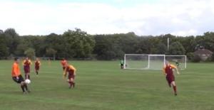 Cầu thủ siêu đen đủi: Bóng trúng chỗ hiểm 2 lần trong 1 trận đấu