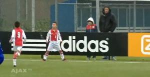 Sao nhí Ajax đua đòi bắt chước cách đàn anh Ronaldo ăn mừng bàn thắng