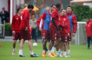 LOẠN Ở BAYERN: Boateng và Lewandowski choảng nhau trên sân tập