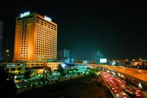 Đội tuyển Việt Nam ngủ tại... “phố đèn đỏ” ở Bangkok