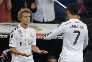 Thần đồng Real tái hiện pha chuyền bóng không cần nhìn của ngôi sao Ronaldo