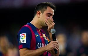 Vợ Xavi hạnh phúc rạng ngời nhìn chồng được dàn mỹ nữ... hôn tập thể