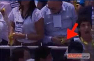 HÀI HƯỚC: Quan chức FIFA “ăn trộm” huy chương trên bục trao giải