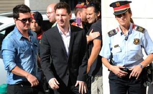 Chưa xong vụ trốn thuế, Lionel Messi đối mặt với nguy cơ tù tội