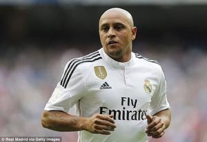 VIDEO: Roberto Carlos lập siêu phẩm sút phạt trong ngày tái xuất sân cỏ
