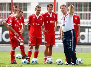 Sự thật vụ “Van Gaal tụt quần” trước mặt học trò tại Bayern