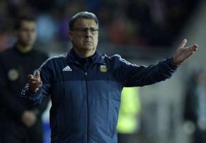 HLV Tata Martino của Argentina sợ trọng tài hơn đối thủ