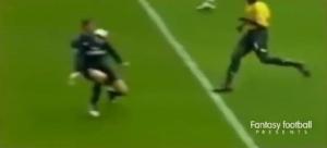 Video clip bóng đá vui: Khi cầu thủ bất đắc dĩ phải dùng mặt chơi bóng