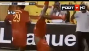 Màn ăn mừng bàn thắng siêu dị theo phong cách trồng cây chuối