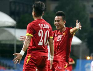 Phi Sơn ghi bàn ăn mừng như Ronaldo