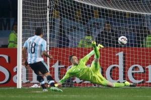 Sát thủ Tevez về Argentina ở ẩn: Phí hoài một tài năng!