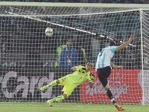 Những phiên bản hài hước của tình huống Higuain sút hỏng 11m tại chung kết Copa America 2015