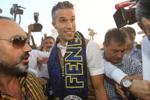 Cha con Van Persie chơi trò bóng đá chuyền trên bãi biển