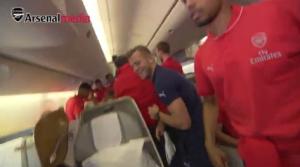 Dàn sao Arsenal thi nhau pha trò trên máy bay