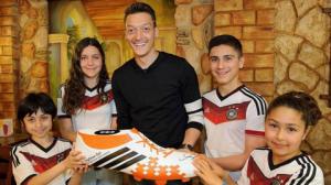 Ngôi sao Mesut Ozil lại tài trợ tiền phẫu thuật cho trẻ em nghèo tại Brazil