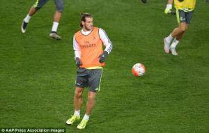 Ngôi sao Gareth Bale mặt lạnh như tiền đón quà sinh nhật từ fan