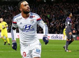 Arsenal chú ý: Lyon muốn tống cổ sát thủ Lacazette
