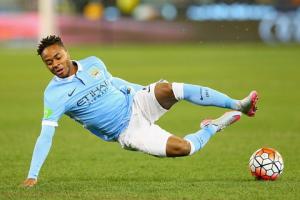 CĐV Liverpool ăn mừng màn thần tượng cũ Sterling “trượt vỏ chuối”