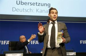 Hạ nhục chủ tịch FIFA, diễn viên Simon Brodkin được cư dân mạng tung hô