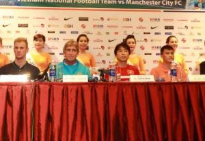 Công Vinh quyết sút tung lưới Joe Hart