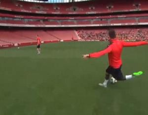 Trung vệ Arsenal thách thức ngôi sao Ronaldo bằng siêu phẩm rabona khó tin