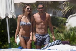 HLV trưởng Atletico Madrid khoe body đẹp bên bồ xinh