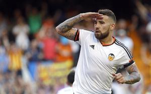 Valencia tìm ra người thay thế Otamendi, M.U mừng thầm