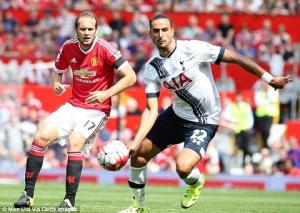 Blind tiếp tục đá trung vệ: HLV Van Gaal sẽ phải trả giá đắt?