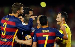 Pique lên tiếng sau án treo giò 4 trận!
