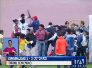 Khi nữ cầu thủ nổi điên thì nam giới cũng không tha