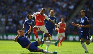 Góc kỹ thuật: Walcott là lời giải cho vị trí “số 9” của Arsenal