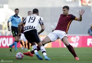 Roma 2-1 Juventus: Nhà vua lại băng hà