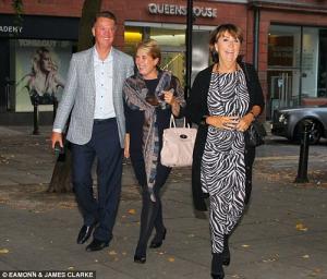 HLV Van Gaal hớn hở đưa vợ đi ăn tối để mừng đại thắng Liverpool