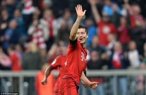 Ghi 5 bàn chỉ sau... 9 phút, tiền đạo Robert Lewandowski lập kỷ lục vô tiền khoáng hậu