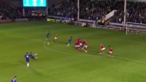 Cú sút phạt siêu tệ hại của sát thủ hết thời Falcao