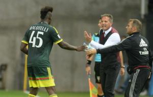 Người đại diện úp mở tương lai của tiền đạo Mario Balotelli