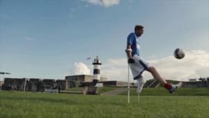 Mất một chân nhưng vẫn xử lý bóng cực đỉnh