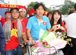 Xin đừng làm chuyên gia! Mà hãy tôn trọng HLV Miura