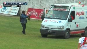 Bị phạt thẻ vì ... nhảy lên xe cứu thương ăn mừng bàn thắng