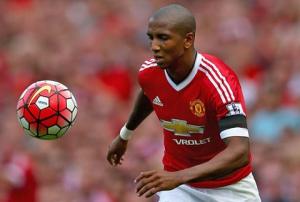 Trước trận MU vs Wolfsburg: Young đá hậu vệ trái, tại sao không?