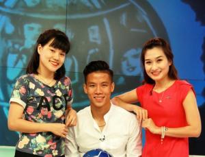 Trung vệ Quế Ngọc Hải khoe giọng hệt ca sỹ Khánh Phương